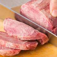 一本から一人前しか取れない最も希少な部位の「特上たん」調味料以外は一切使わない本来の牛タンの美味しさが味わえます。(画像はたん元です)