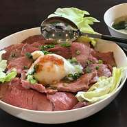 ライス350ｇ、ローストビーフ200ｇのビッグサイズです