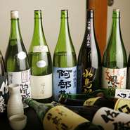 料理によく合う地酒を、人気の銘柄から、珍しい貴重な銘柄まで豊富に取り揃えています。季節の物も入荷するそうなので、日本酒好きな方、お見逃しなく。
