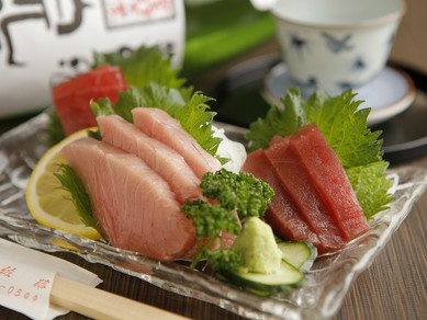 市場にて目利きして入荷する『本日のお刺身盛り合せ』　一人前