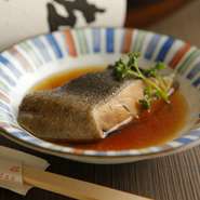 その日の魚に合わせ、焼き魚や煮魚で提供。塩焼きや西京漬け、甘辛煮付け等、魚の美味しさを満喫。