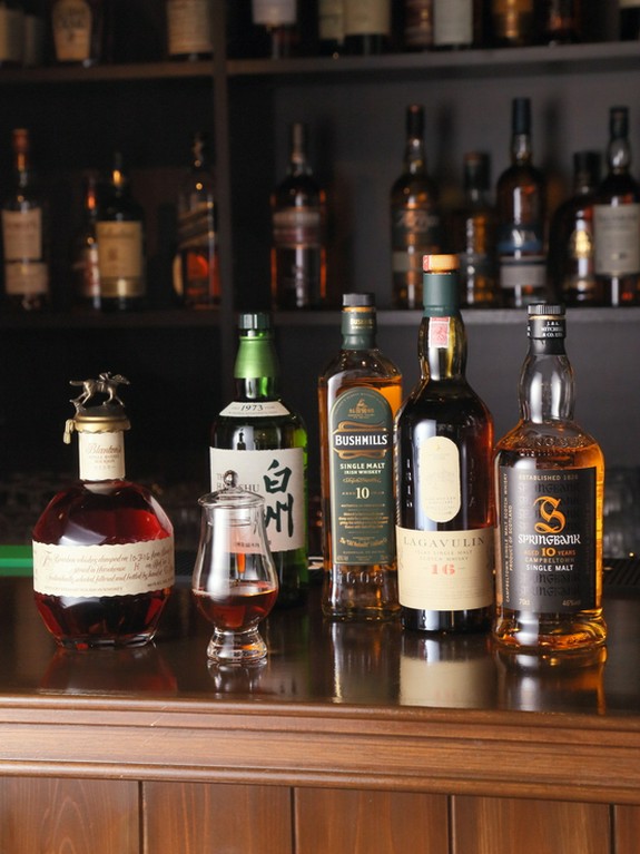スコッチを中心に、多様なウイスキーが味わえる