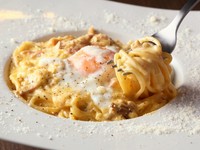 卵黄二つが絡んだ濃厚でリッチな『カルボナーラ』