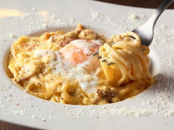 卵黄二つが絡んだ濃厚でリッチな『カルボナーラ』