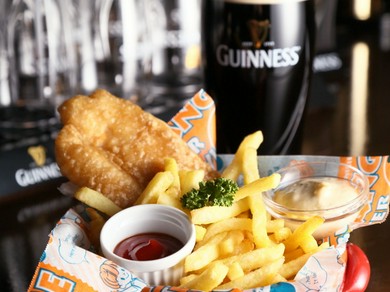 大ぶりの白身魚で食べ応え十分の『フィッシュ＆チップス』