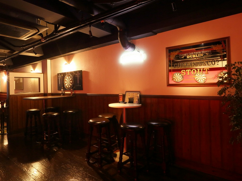 ほんの少し背の高いスツールと小さなテーブルでパブ気分を