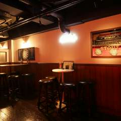 ほんの少し背の高いスツールと小さなテーブルでパブ気分を