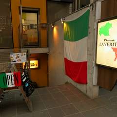 イタリアの国旗が目を引く外観