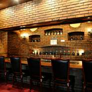 誕生日や記念日のデートに相応しい、品格漂う店内。とろけるように柔らかい神戸ビーフを使ったコース料理が、お祝いに花を添えてくれます。ケーキが無料で持ち込めるので、サプライズにいかが。