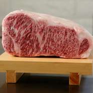 脂の甘み、牛肉本来の旨味、とろけるような食感。どれをとっても、食べたものを魅了してやまない極上のお肉が「神戸ビーフ」です。希少部位のヘレ肉も用意されています。