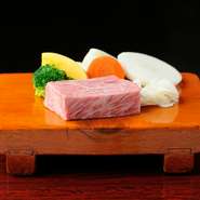 A4の6以上およびA5のロース肉を使用。良質な脂を持つ神戸牛は溶ける温度が低く、舌の上でとろけるようになくなってしまいます。噛めば噛むほど旨味が出てくる一品です。
