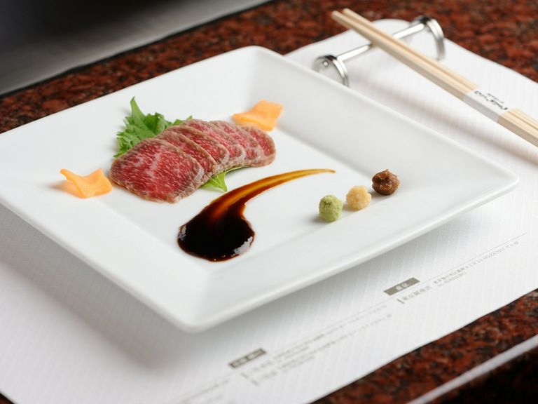 コクがあり、濃厚な旨味の『特選黒毛和牛の炙り　醤油ジュレ仕立て』