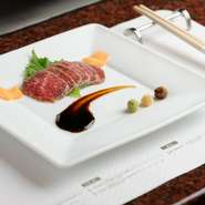 リブロースの「かぶり」という部位を使った一品。リブロースは歯応えある部位ですが、かなり薄く切られているので、繊維が感じられないくらい柔らかく、口の中でとろけます。