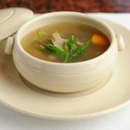 テールをはじめ、牛骨、牛スジ、鶏ガラなどを合わせ、3日かけてつくられた絶品スープ。あっさりしていてコクがある、きれいに透き通った逸品です。