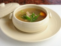 テールをはじめ、牛骨、牛スジ、鶏ガラなどを合わせ、3日かけてつくられた絶品スープ。あっさりしていてコクがある、きれいに透き通った逸品です。