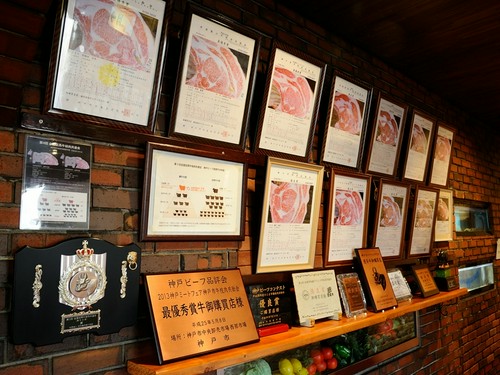 神戸ビーフの証である盾や賞状がずらり