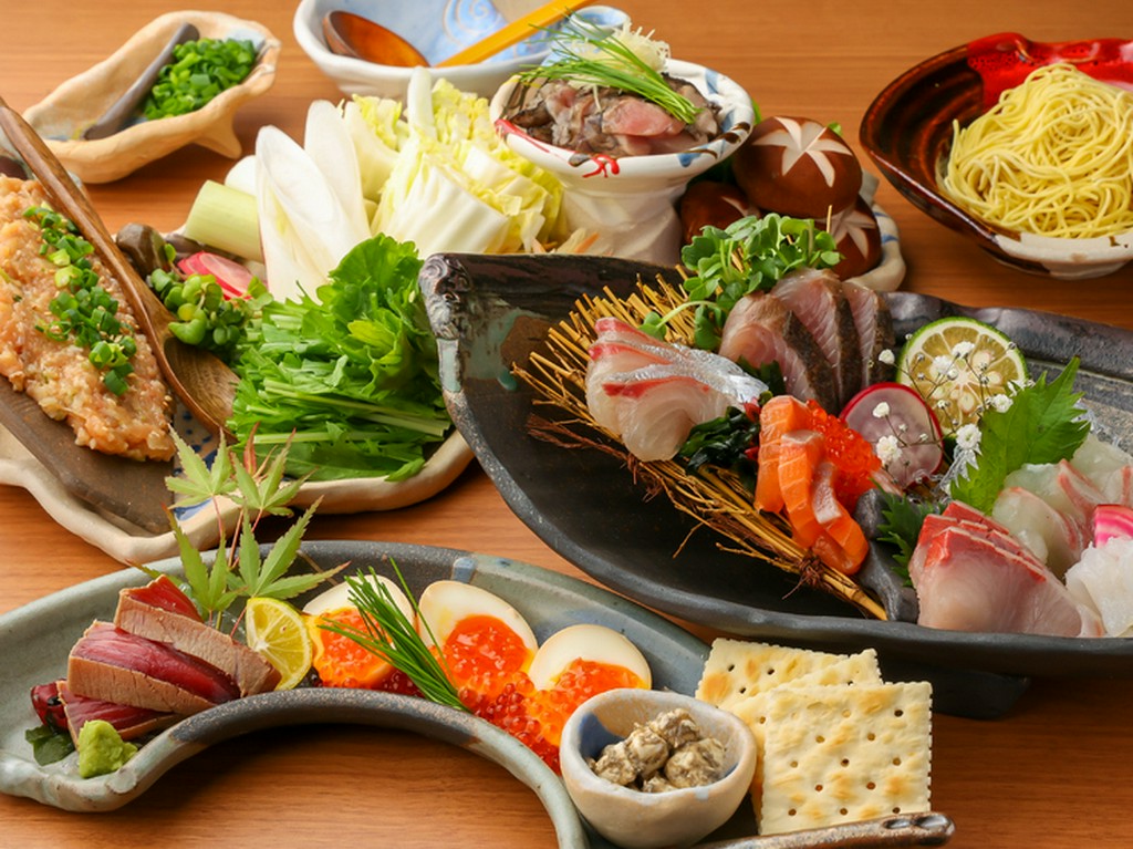 貸切も可能！こじんまりとした店内で串かつを大勢で堪能