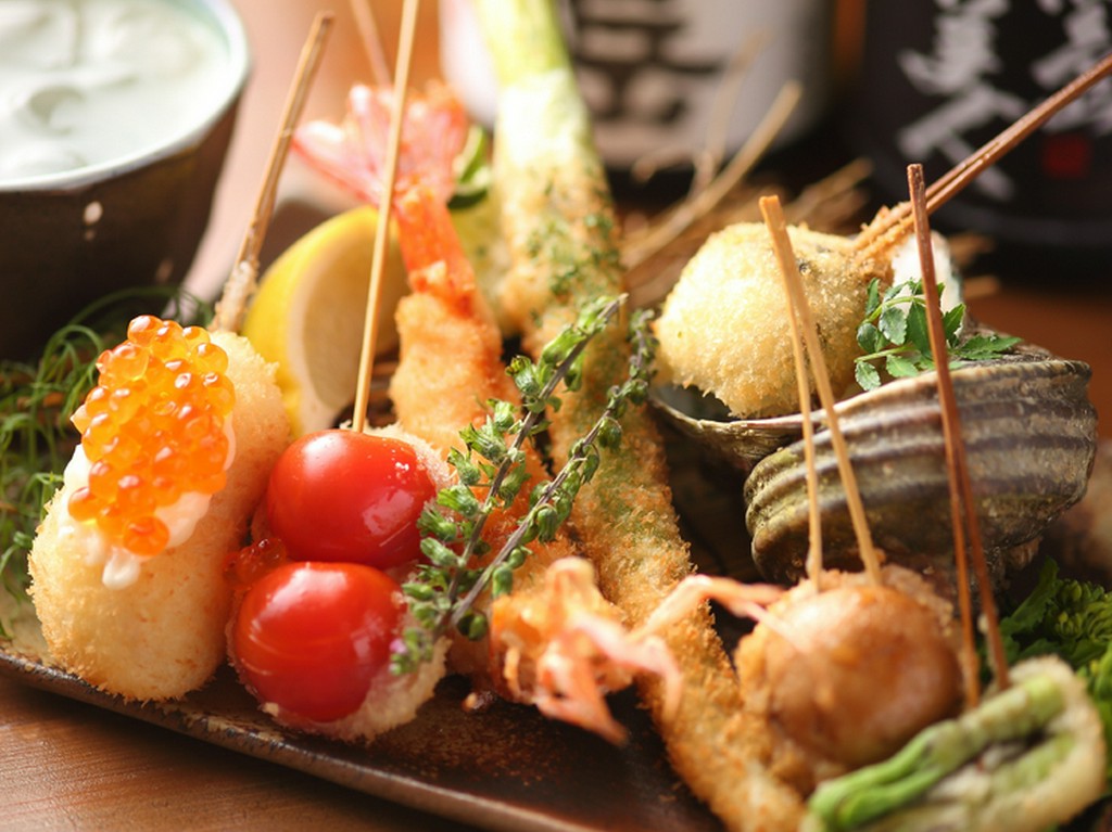 極上の食材をふんだんに！バラエティに富んだ串かつの数々