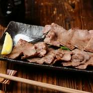 質のよい特上のタンには薬味や凝った調味料はいりません。抜群の焼き加減で出されるタンには塩とレモンだけ。シンプルながら味わい深い一品です。