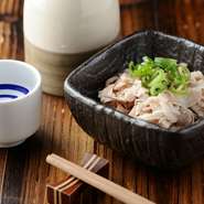 良質な豚の胃袋を使った『酢モツ』です。突き出しとして提供されていましたが、ヒットメニューに。噛み締めるほどに深い味わい、そして湯引き感覚の食感が好評です。