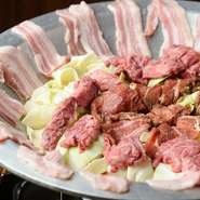 中央はカルビとハラミ、周囲に豚バラ肉。暑い季節のスタミナ補給にも好適な鍋料理です。〆はチーズを入れてポリューミーなリゾットに仕立てます。