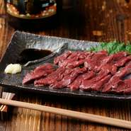 熊本で長年畜産業に携わっていた叔父の紹介で、新鮮で質のいい馬肉が直接のルートで手に入ることになりました。その美味しさにご期待ください。