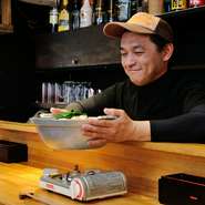 豚骨、味噌、塩など『もつ鍋』のスープはいろいろですが、当店のダシは醤油ベースのみ。水っぽくなるもやしは使わず、ゴボウとキャベツを多めに盛っています。シャキシャキ感もお楽しみください。