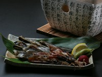 富山の深海で生息している希少な“幻魚（げんげ）”を丸ごと一夜干しに。【浜とみ】だけの特注品で、ここでしか食べられない逸品です。その奥深い味わいは、日本酒との相性も抜群です。