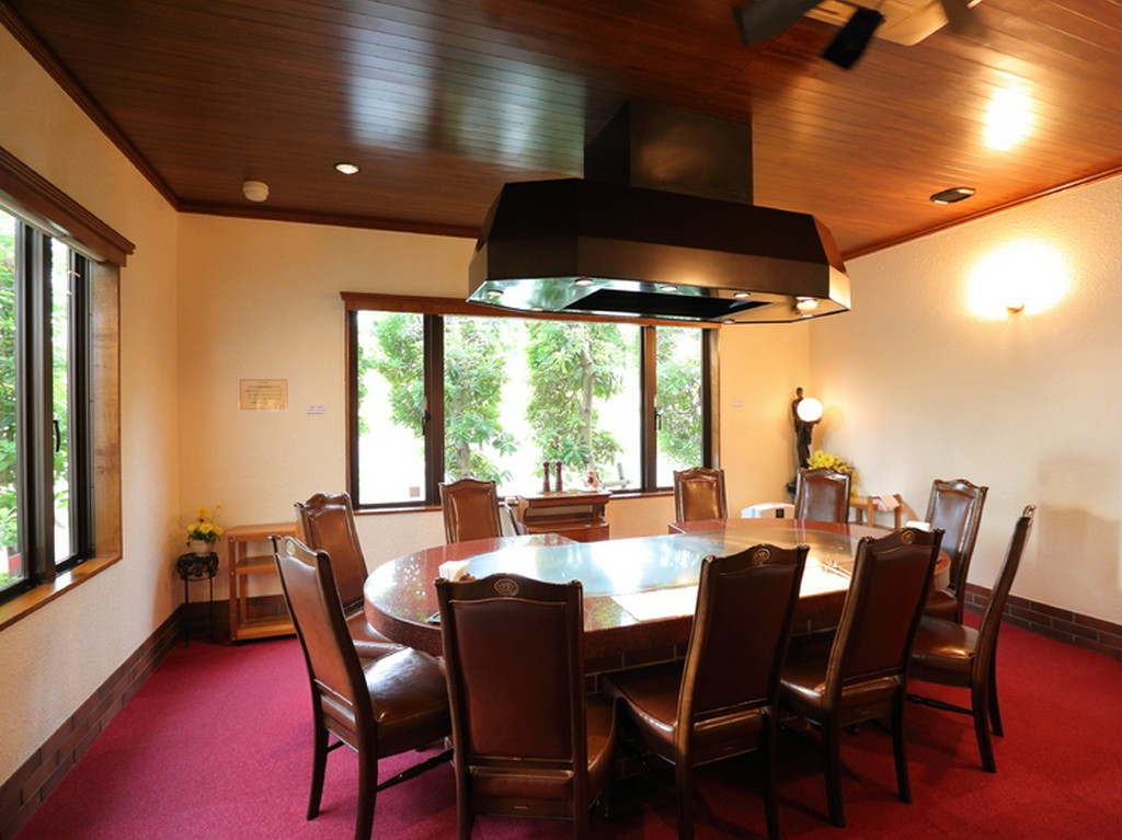 接待や家族での会食に。10名まで収容可能な完全個室