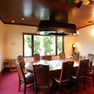 10名までで利用できる完全個室が1部屋完備されています。重厚感あふれるつくりで、接待や家族の記念日などでの利用に最適。人気があるので、ご希望の方は早めの予約がおすすめです。