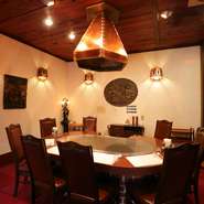 ヨーロッパの邸宅に招かれたかのような威風堂々たる佇まいと極上のお肉。大切な接待の場として、この上ないシチュエーションです。美味しいお肉に自然と頬も緩み、和やかな会食になりそうな予感。