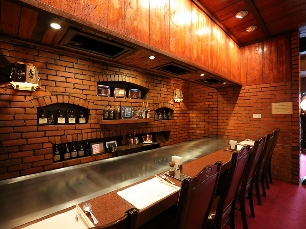 大きな鉄板付きのカウンター席は、2人だけの特別な空間