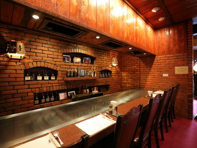 大きな鉄板付きのカウンター席は、2人だけの特別な空間