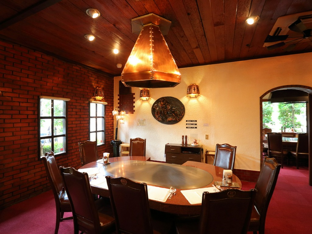 家族での会食に。ゆとりのある席の配置で、アットホームな店内