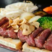 黒毛和牛をはじめ、優秀賞を受賞した「神戸ビーフ」や、その素牛となる「但馬ビーフ」など極上のお肉が勢揃い。ロース肉は口の中で脂がすっーと溶け、ヘレ肉は肉の甘み、旨味が濃縮されています。