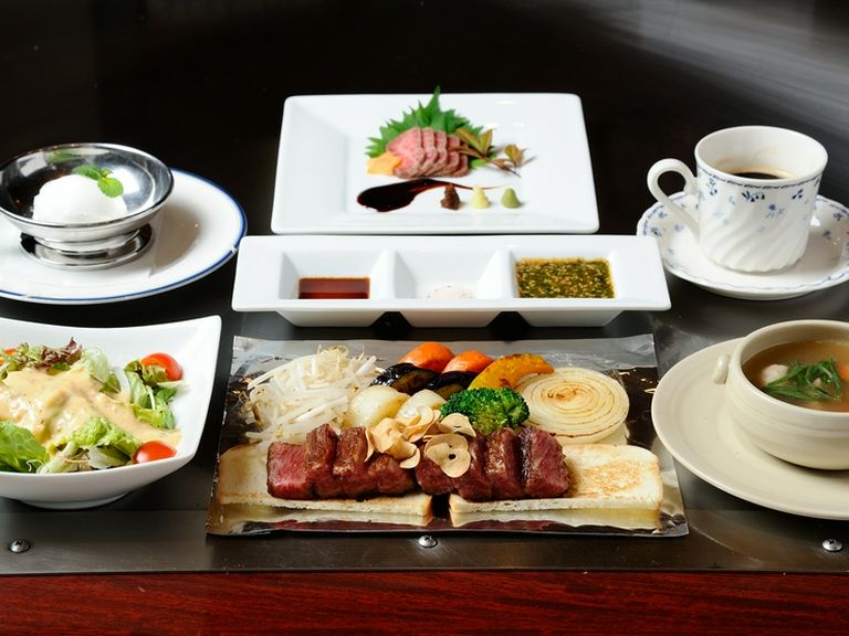 ジューシーなお肉を旨味を堪能できる『特撰黒毛和牛コース≪Bコース≫(120g)』