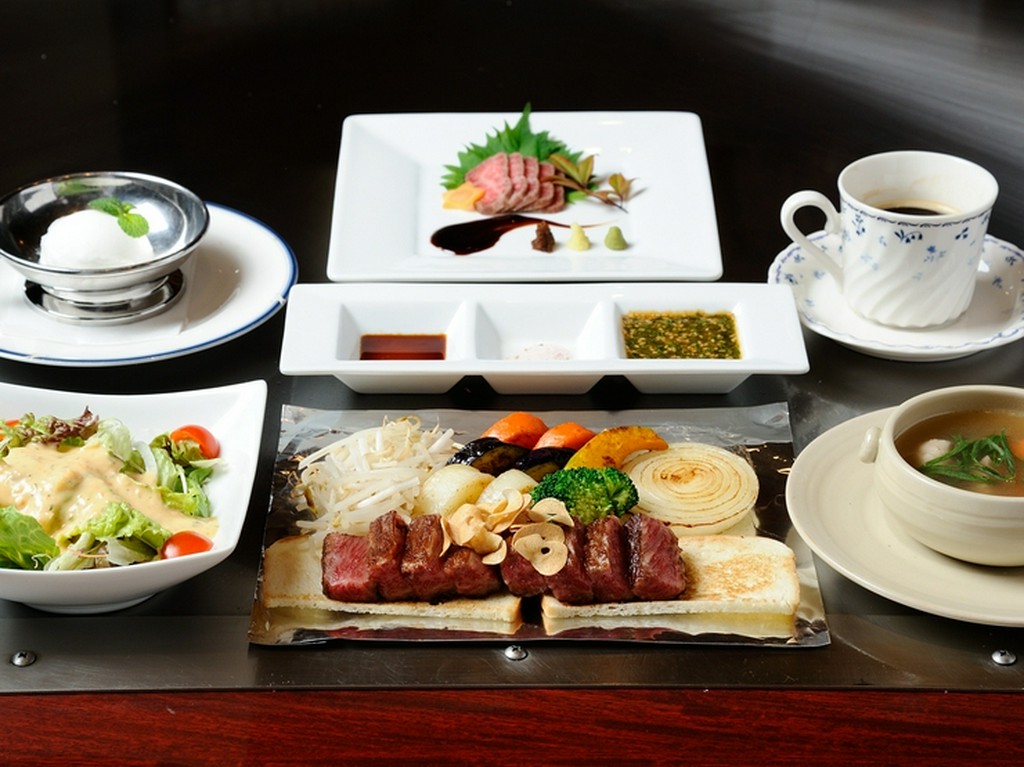 ジューシーなお肉を旨味を堪能できる『特撰黒毛和牛コース≪Bコース≫（120g）』