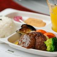 本日のランチスープ、焼野菜、国産牛ハンバーグ（80g）、ごはん、オレンジジュース、おやつ