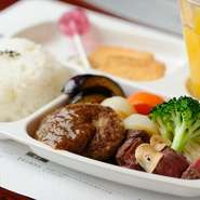 本日のランチスープ、焼野菜、国産牛ハンバーグ（50g）、国産牛ステーキ（30g）、ごはん、オレンジジュース、おやつ