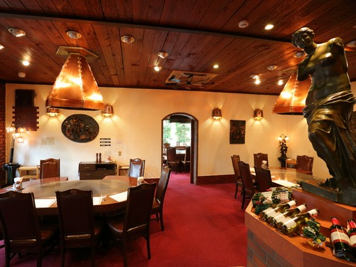 テーブルとテーブルの間が広めで、ゆとりのあるスペース