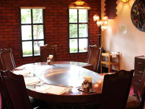 目の前で職人のパフォーマンスを見られるのが、鉄板焼きの醍醐味