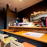 下町ではあまり食べることができないような、高級な食材をリーズナブルな料金で食べることができます。居酒屋としての夜の営業では、豊富なドリンクメニューからお客様のリクエストに応えてくれます。