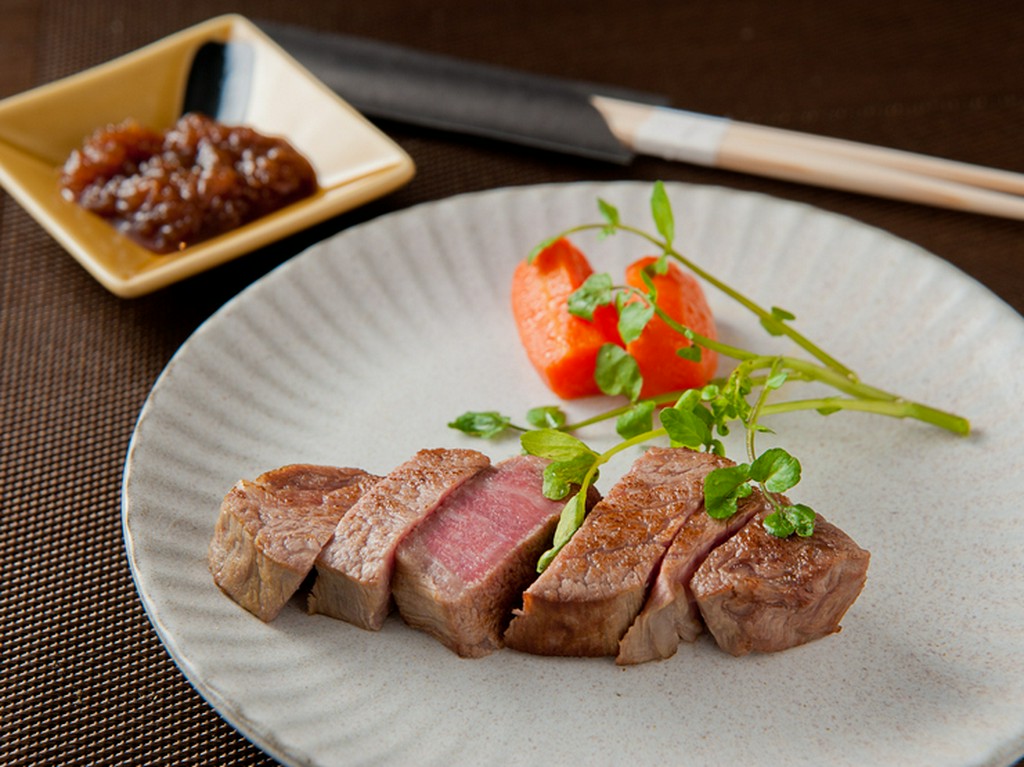 国産A4クラスの牛肉とソースにこだわった『ヒレステーキ』