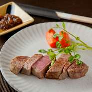 国産A4クラスの肉をベリーレアの状態で提供。溶岩プレートで焼いた後は、オリジナルソースや岩塩で。