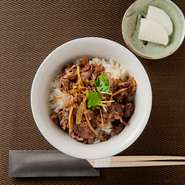 私は食材にこだわり、研究を重ねた結果、すき焼きをベースとしたつゆだくの具材を、ご飯にかけたランチが完成しました。コクのある秘伝のタレで、是非食べていただきたい一品です。