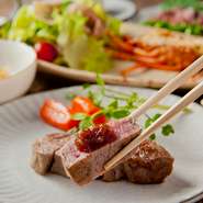 こだわり抜いた季節の食材を、下町の隠れ家的な当店でお楽しみください。お料理の仕上げはお客様のお好みの焼き加減でお楽しみください。身近な人との大切な時をゆっくりと過ごしていただけます。