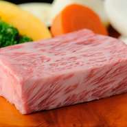 年間450頭ぐらいしか出荷されないという雌の神戸ビーフにこだわり、その中でも更に優れた、最優秀賞、優秀賞などのお肉が食べられるお店。約2.5cmの厚さにカットされたお肉が、じっくり焼き上げられます。