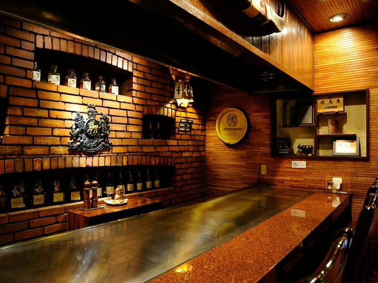 デートにぴったりな、1階にある大きな鉄板の前のカウンター席