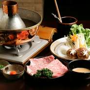 神戸ビーフの味が、より分かるしゃぶしゃぶ。ロースとは思えない程のあっさりとした、お肉が絶品。さっとミディアムレアで食べた時に、肉の旨味や風味がよくわかります。ポン酢、ゴマダレ、お好みでどうぞ。