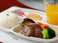 本日のランチスープ、焼野菜、国産牛ハンバーグ（80g）、ごはん、オレンジジュース、おやつ